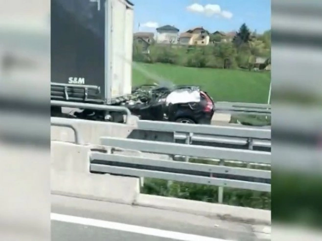 Troje poginulih u teškoj prometnoj nesreći